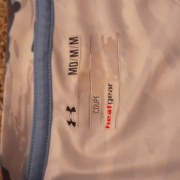 Under Armour Top SIZE M - Picture 3 of 5